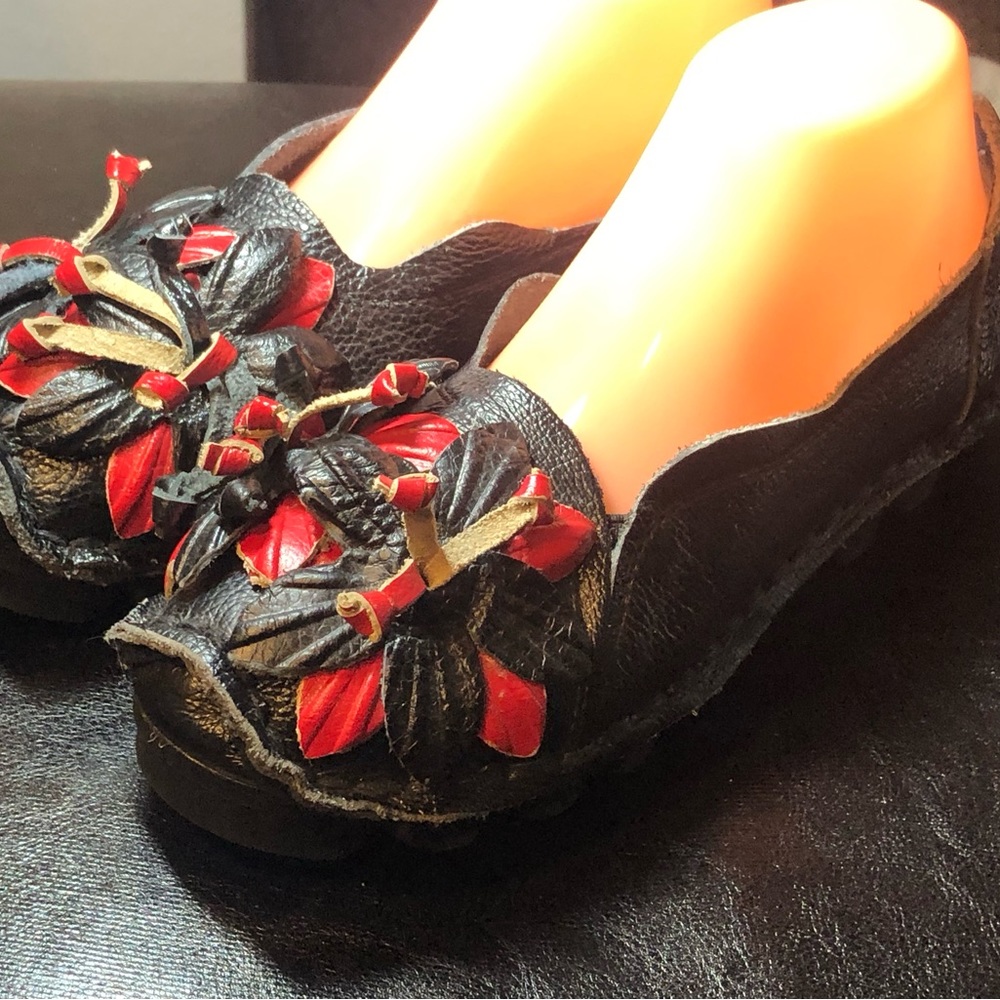 SOCOFY women's slip on leather shoes, black w floral accents Size 250/8.5US - Picture 3 of 11